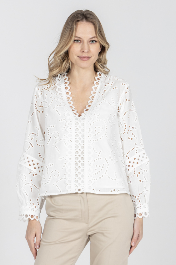 Biała bluzka wykończona koronką