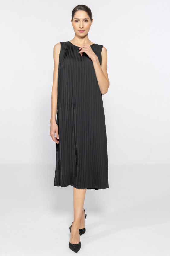 Schwarzes Plisseekleid mit Rundhalsausschnitt