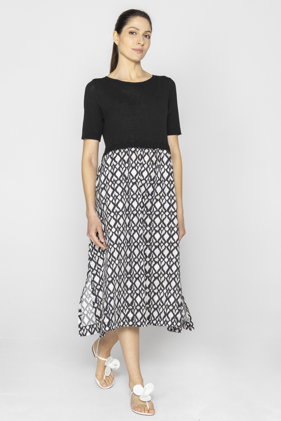 Short-sleeved dress with a black and white print
