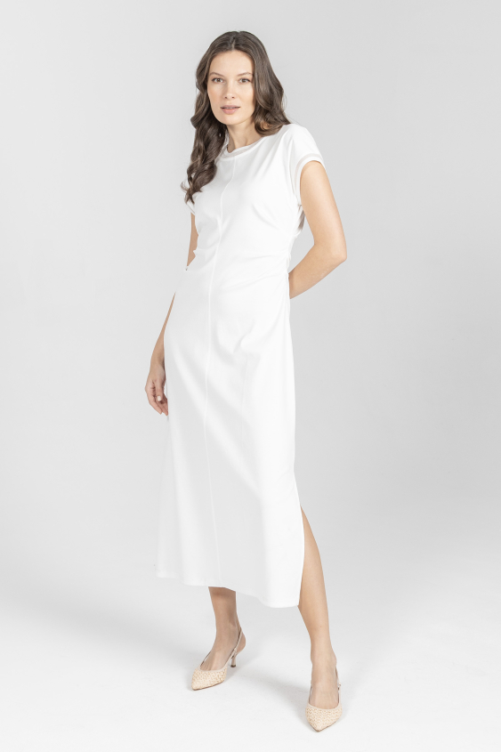 Prosta sukienka z rozcięciem po boku