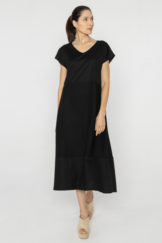 Schwarzes Kleid mit V-Ausschnitt