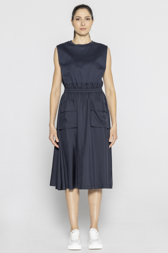 Marineblaues Kleid mit ausgeschnittener Taille