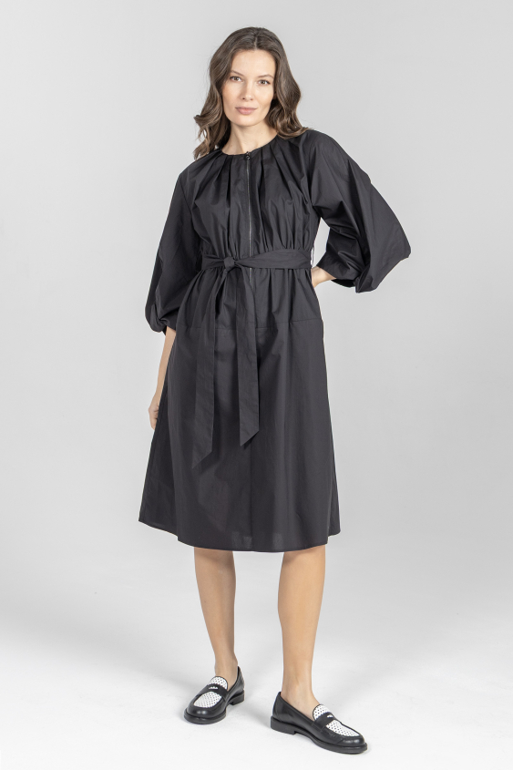 Czarna sukienka z wiązaniem w pasie