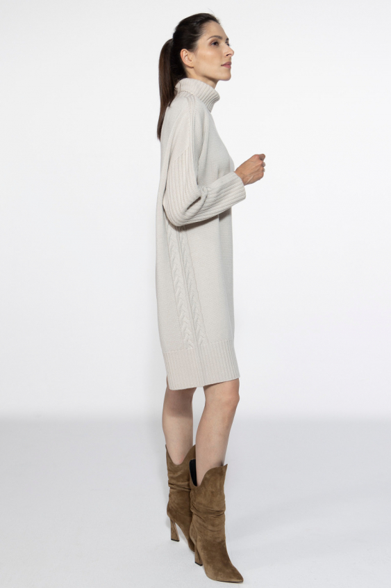 Cremefarbenes lockeres Strickkleid mit Rollkragenpullover