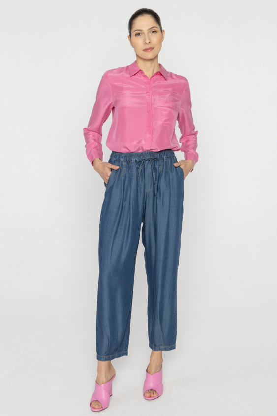 Leichte locker geschnittene marineblaue Jeans 