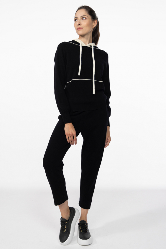 Schwarze Hose mit weißen Streifen