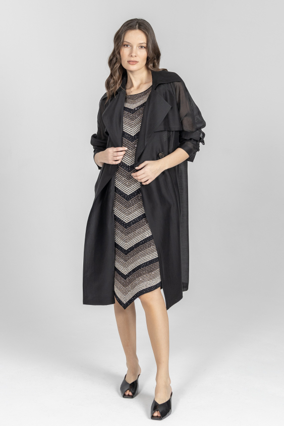 Czarny lekki płaszcz z półprzeźroczystej tkaniny