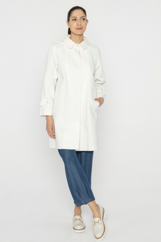 Weißer kurzer lockerer Trenchcoat