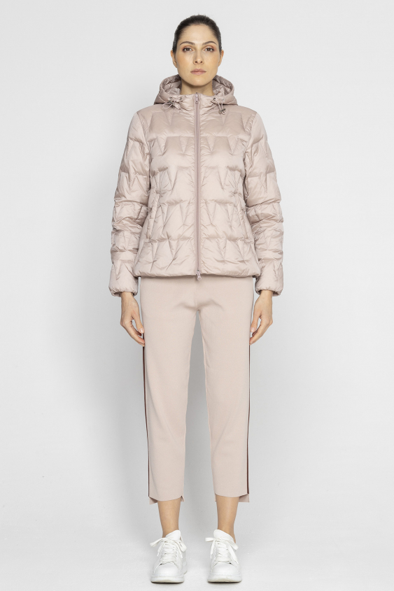 Kurze Steppjacke in einem puderrosa Farbton