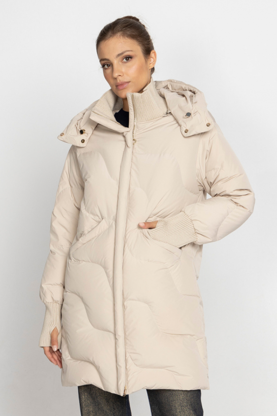 Beigefarbene kurze Daunenjacke mit Kapuze