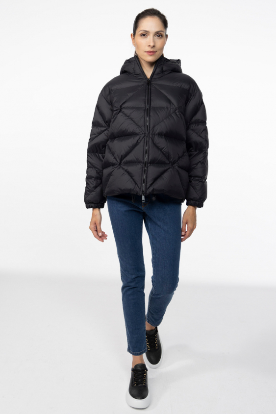 Schwarze Isolierjacke mit Kapuze