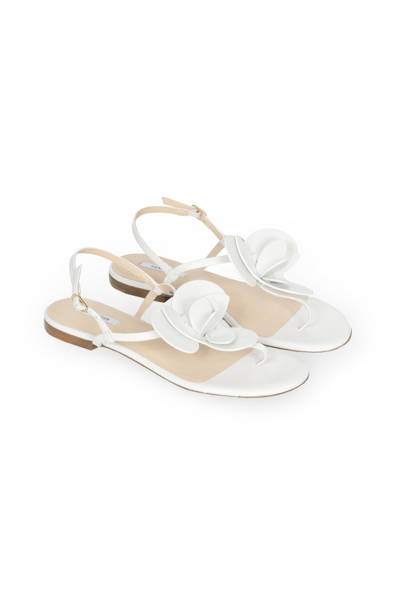  White flat sandal with a flower motif