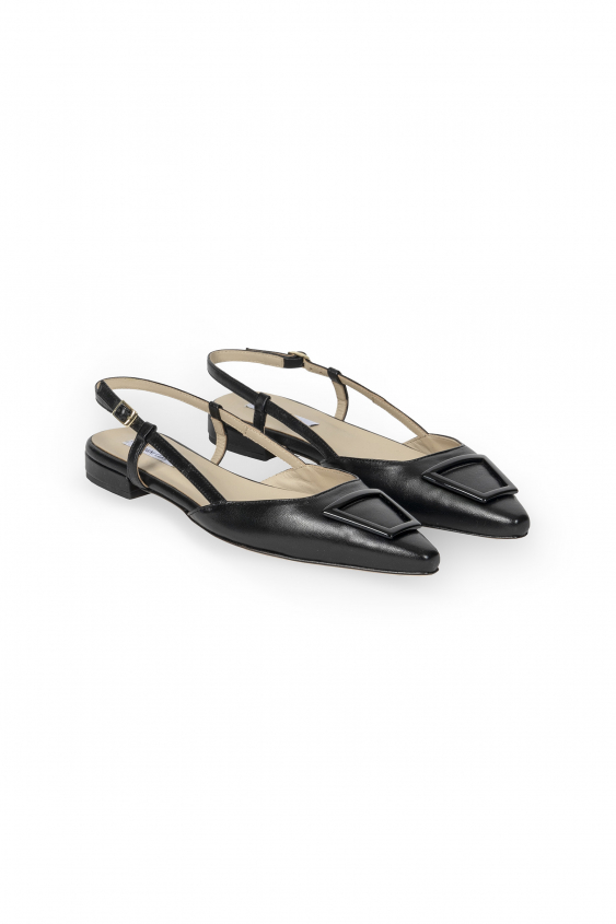  Black pumps with an open heel