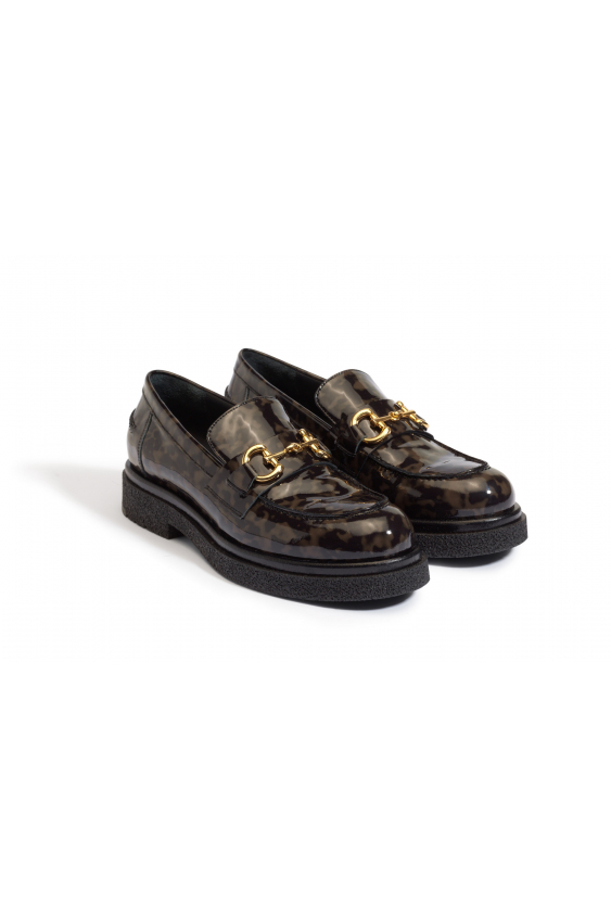 Schwarze und braune Mokassins mit Leopardenmuster