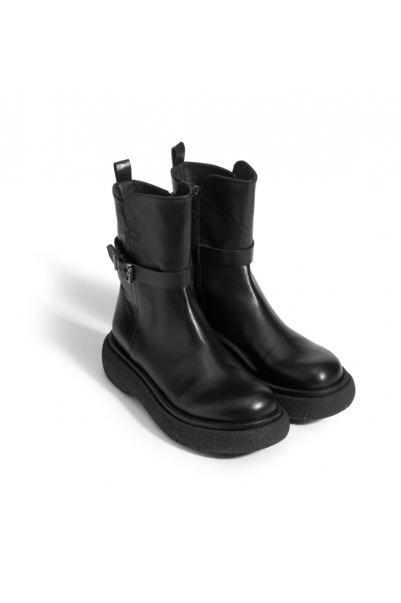 Black ankle boots with flat sole 