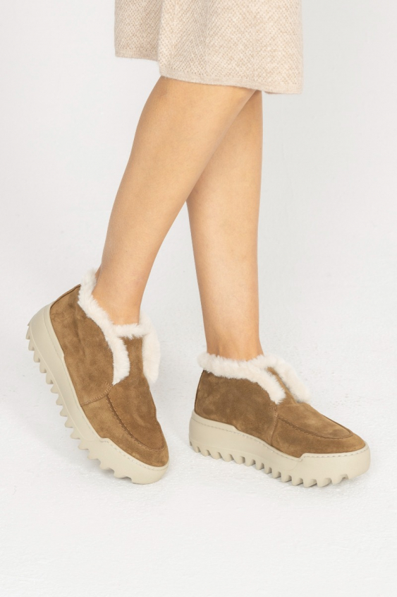Beige Wildlederschuhe mit Fell