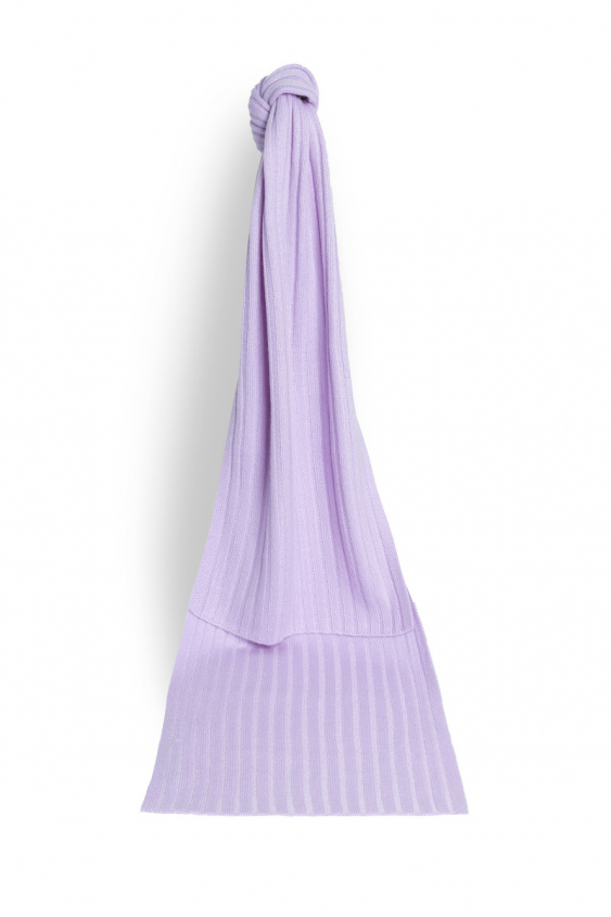 Gestreifter Schal in einem hellen Violett-Ton
