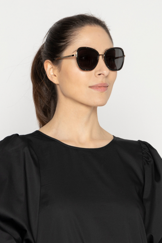 Moderne Sonnenbrille mit schwarzem Rahmen