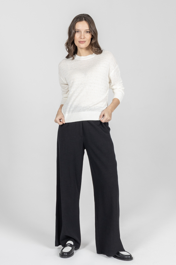 Biały luźny sweter