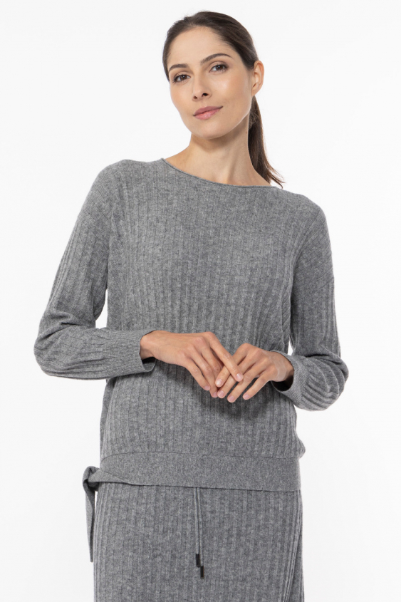 Grau gestreifter Pullover mit dekorativer Bindung