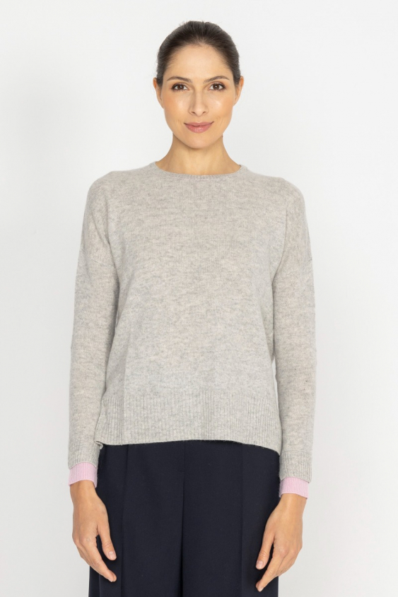 Grauer Pullover mit rosa Ellbogenflicken