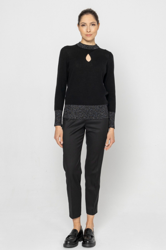 Schwarzer Pullover, verziert mit Silberfäden