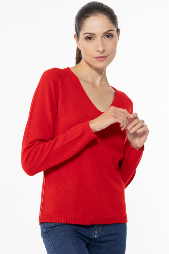 Roter locker sitzender Pullover mit V-Ausschnitt