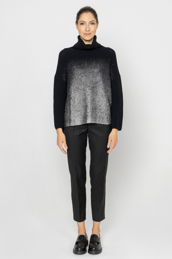 Schwarzer Pullover mit glänzender Vorderseite