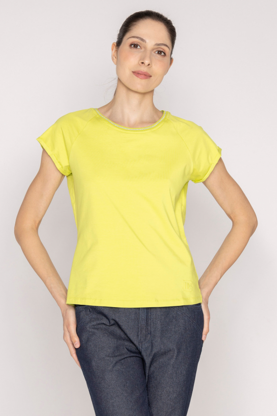 Limonkowy t-shirt ze srebrnym zdobieniem przy szyi