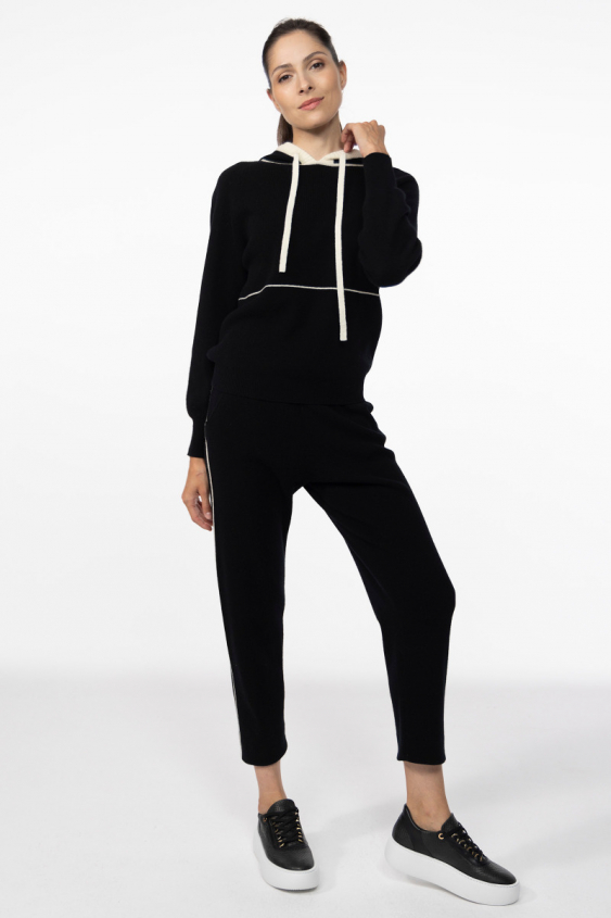Schwarzes Sweatshirt mit weißen Streifen