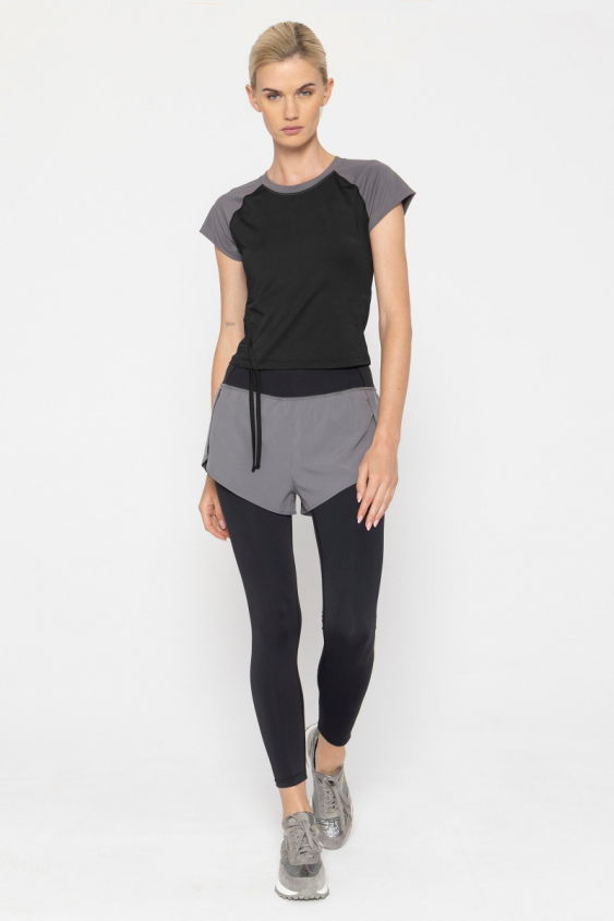 Kurze Shorts in Grau mit Leggings in Schwarz