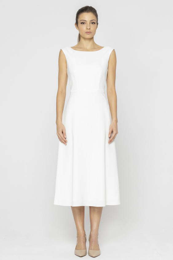 Weißes Kleid mit ummodelliertem Unterteil