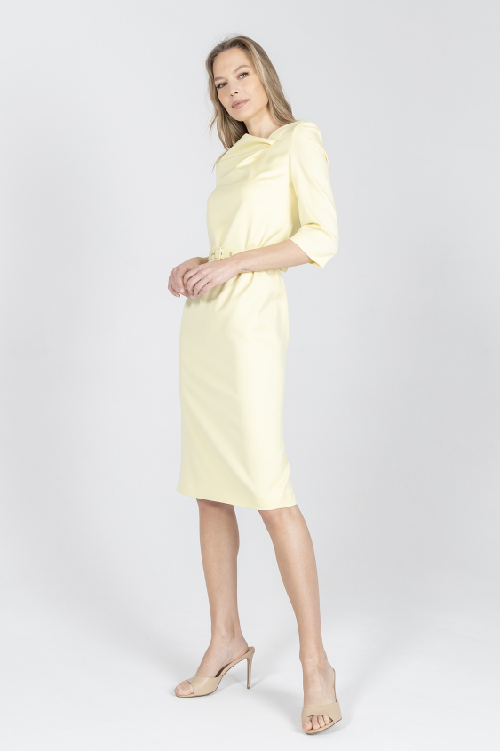 Koktajlowa sukienka w kolorze pastelowej żółci