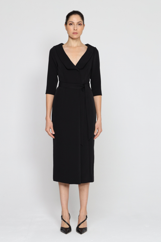 Schwarzes elegantes Kleid mit Bindeband in der Taille