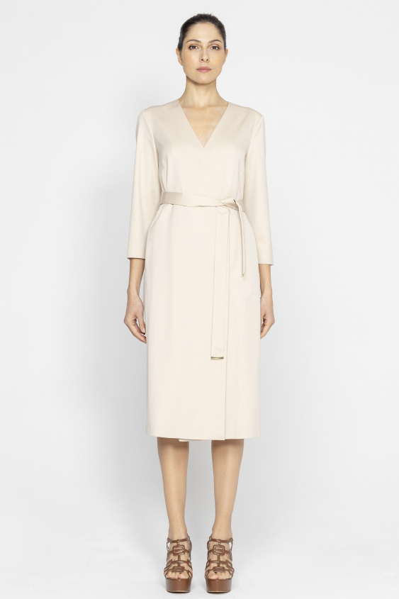 Beigefarbenes elegantes Kleid mit Bindeband in der Taille