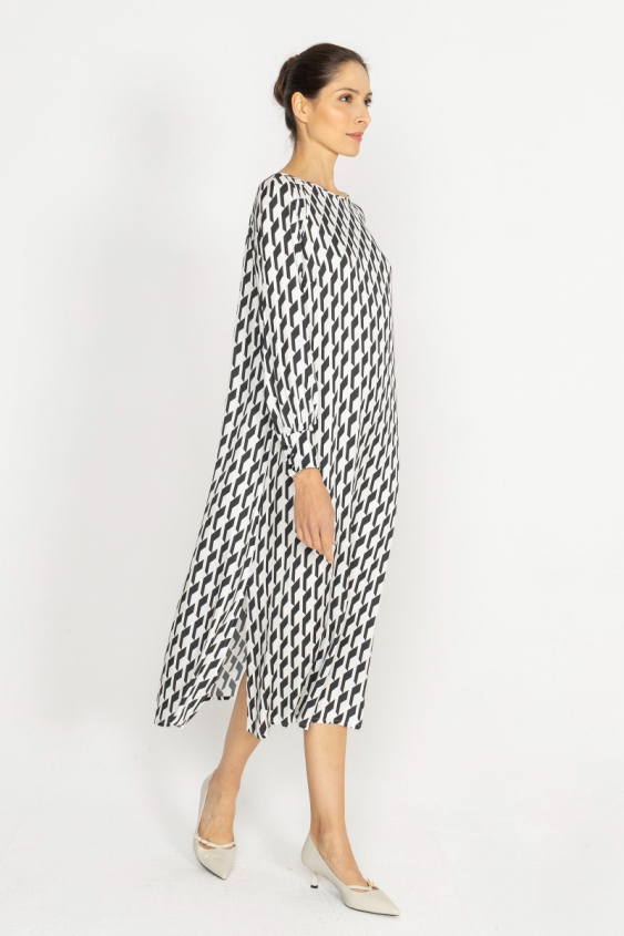 Kleid mit Druck in Weiß, Schwarz und Graphit