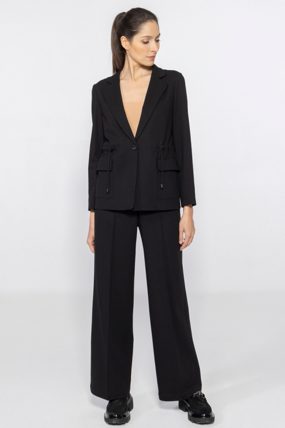 Schwarze Hose mit ausgestelltem Bein