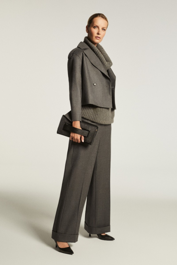 Grauer, locker sitzender kurzer Blazer