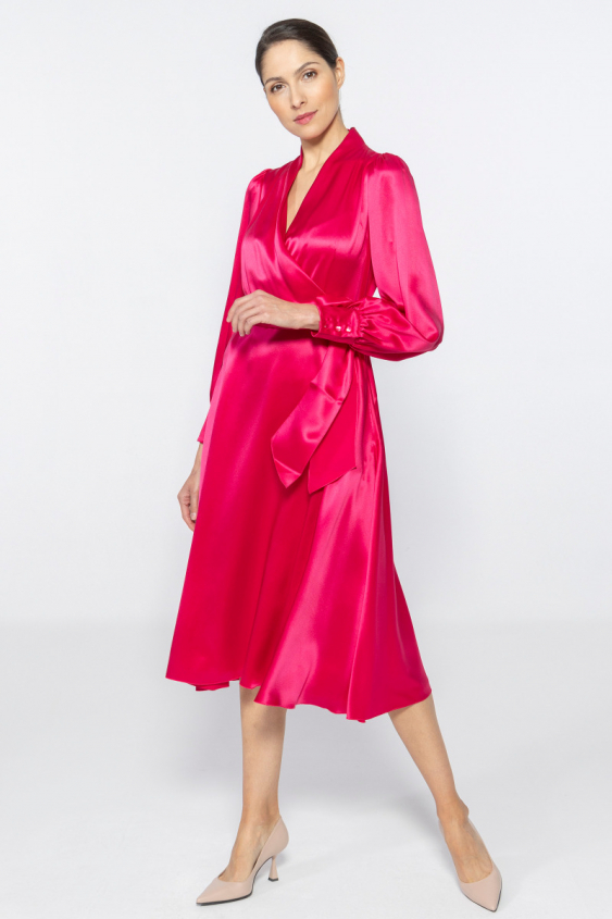 Kleid aus schimmernder Seide mit betonter Taille