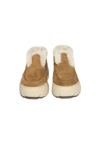 Beige suede boots with fur