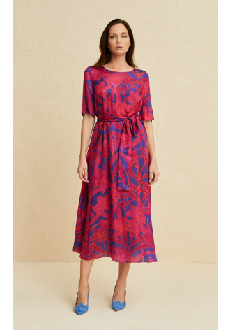 Luźna sukienka w print w kolorze magenty i fioletu