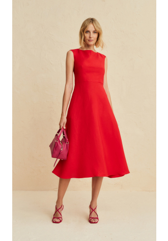 Czerwona sukienka bez rękawów z rozkloszowanym dołem