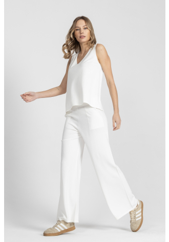 Białe dzianinowe spodnie