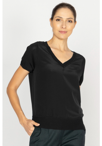  Black short-sleeved V-neck blouse