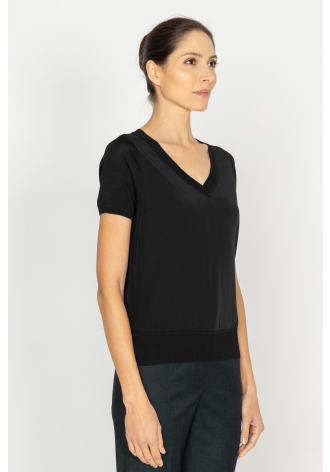  Black short-sleeved V-neck blouse