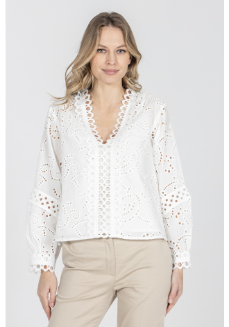 Biała bluzka wykończona koronką