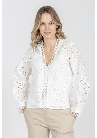 Biała bluzka wykończona koronką