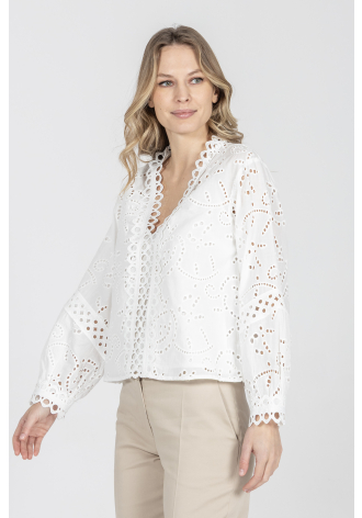 Biała bluzka wykończona koronką