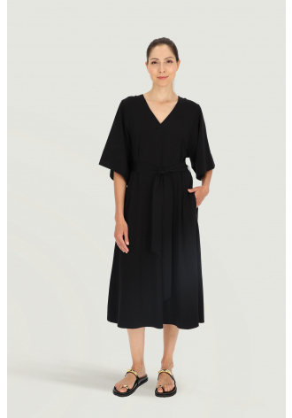 Schwarzes Kleid mit weiten Ärmeln
