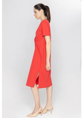 Czerwona sukienka z ozdobnym rozcięciem po boku